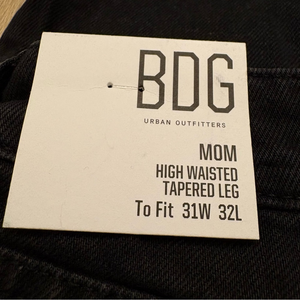 NWT BDG Black Straight Legged Mom Jeans Classic Distressed Style Womens 31 Waist - Picture 4 of 8